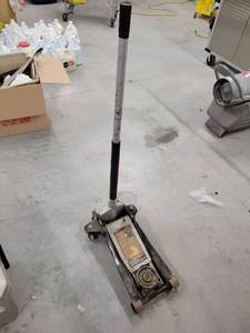 lot 7222 image: 3 Ton Jack