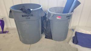 lot 12800 image: 2 Brute Trash Cans