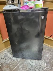 lot 12866 image: GE Mini Fridge