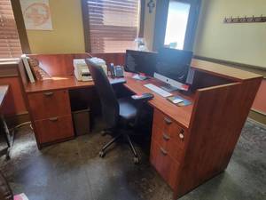 lot 13500 image: L Shape Receptionist Desk