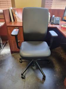 lot 13505 image: Black Adjustable Office Chair