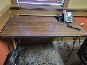 lot 13550 image: Vinyl Top Table
