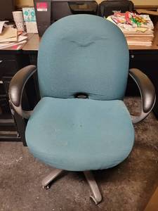 lot 13551 image: Green Office Chair