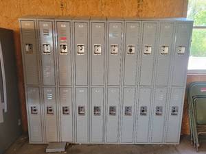 lot 13560 image: 20 Door Locker Unit