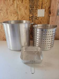 lot 13628 image: Lot of Boiling Pot and Strainer