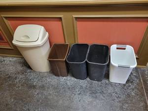 lot 13641 image: Lot of 5 Small Trash Cans