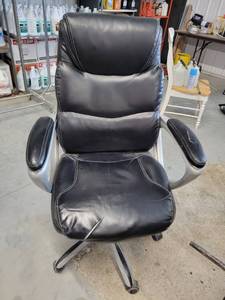 lot 13751 image: Black Office Chair