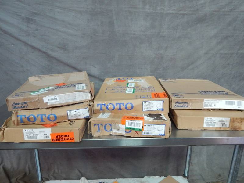lot 2612 image: Large Lot of Toilet Seats