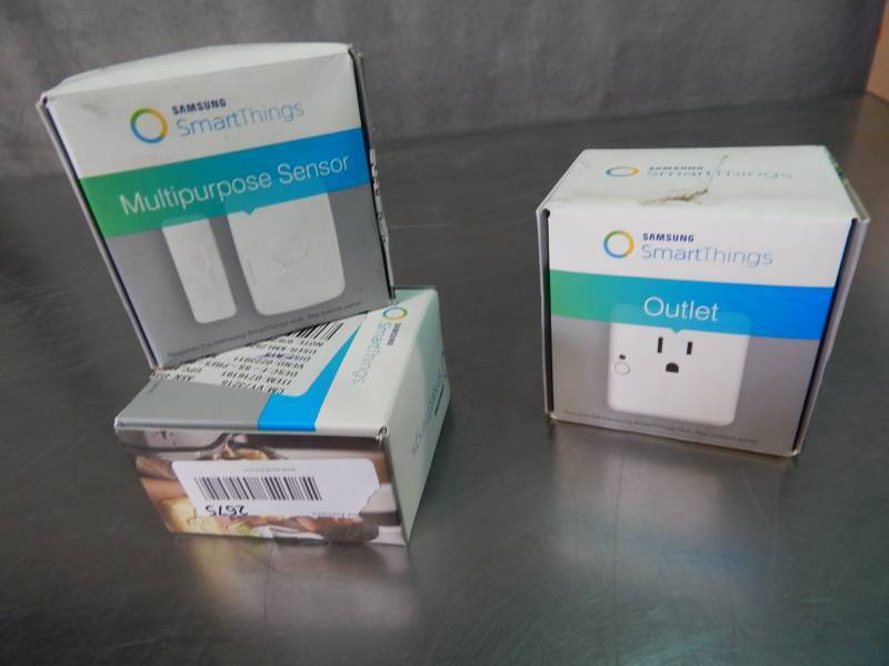 lot 2675 image: Lot of Samsun Smartthings Multipurpose Sensors and Outlet