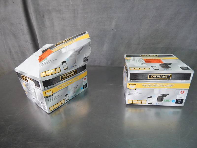 lot 2696 image: Lot of Defiant Security Lights