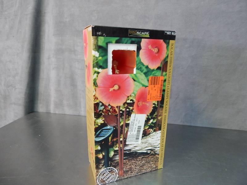 lot 2700 image: Trendscape Solar Hibiscus Light
