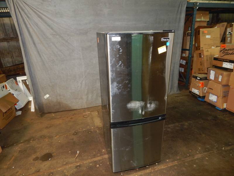 lot 2149 image: Magic Chef 2 Door Refrigerator