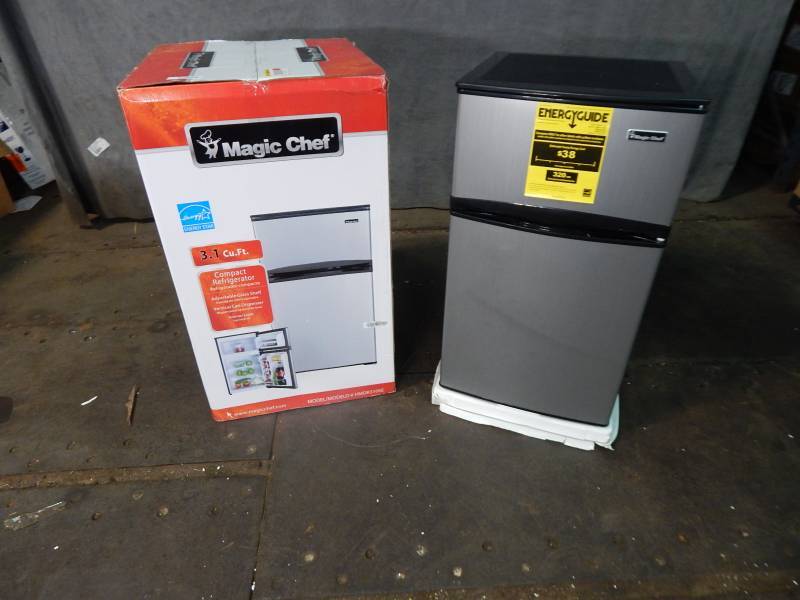 lot 2151 image: Magic Chef 3.1 cu ft. 2 Door Refrigerator