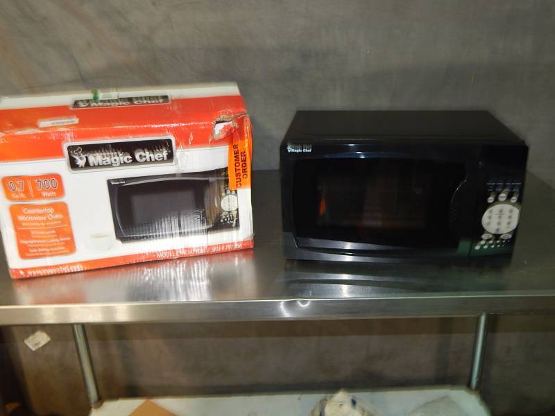 Magic Chef 0 7 Cu Ft 700 Watts Countertop Microwave Oven