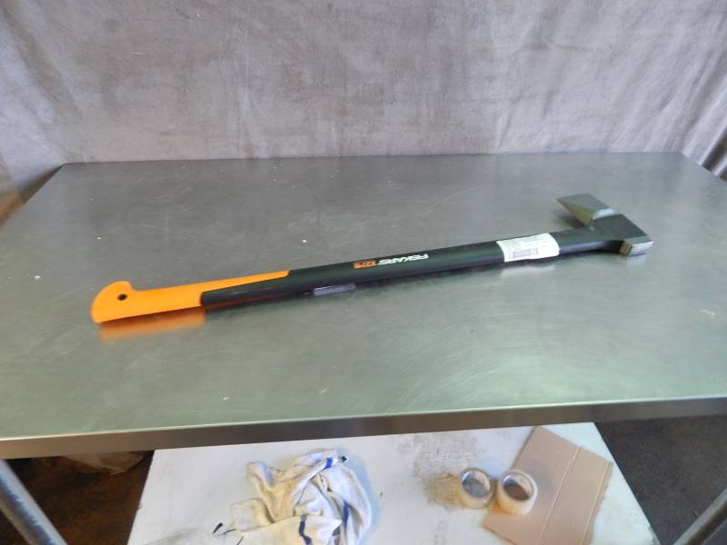 lot 2181 image: Fiskars X27 Splitting Axe