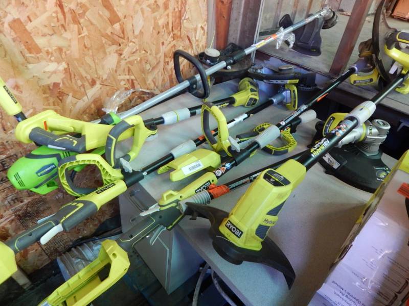 lot 2193 image: Lart Lot of Cordless Edgers and Trimmers Untested