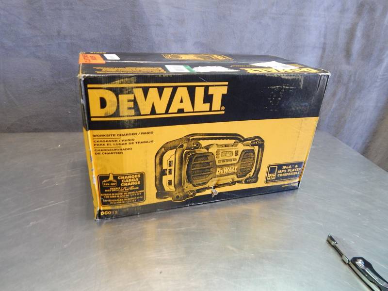 lot 2207 image: DeWalt Worksite Charger  Radio Ipod and Mp3 Compatible Factory Sealed