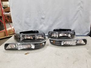 lot 17801 image: 4 PIECE HEADLIGHTS WITH AMBER CORNER LIGHTS BLACK HOUSING