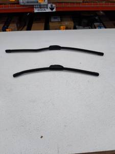lot 37960 image: 2 Bosch Icon Windshield Wipers
