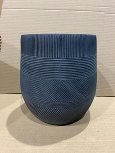 lot 26130 image: Elly Decor - Plastic Planter, Round Gray - Retail $34.28