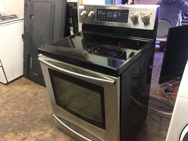 lot 1617 image: Samsung FE710DRS 30 Inch Freestanding Electric Range
