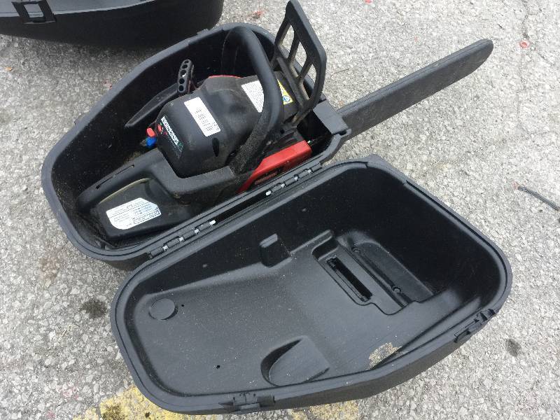 lot 1476 image: Craftsman 42cc 2-cycle 18 Gas Chainsaw with Case