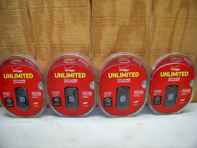 lot 519 image: 4 Verizon Samsung Gusto 2 Flip Phones