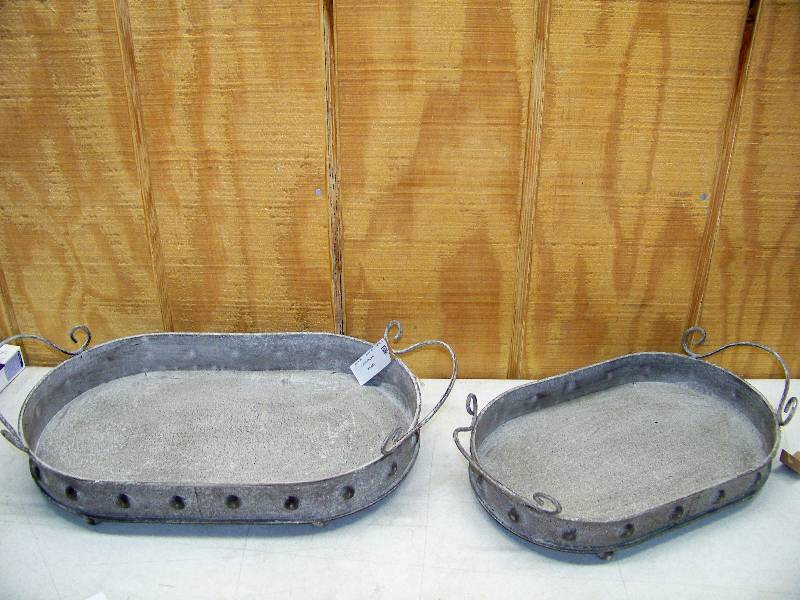 lot 578 image: Set of 2 Metal Oval Trays