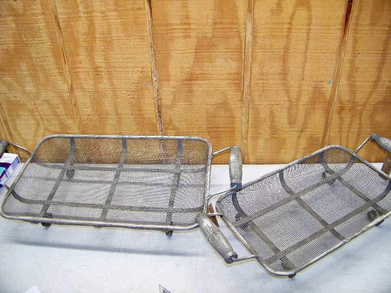 lot 579 image: Set of 2 Metal Trays