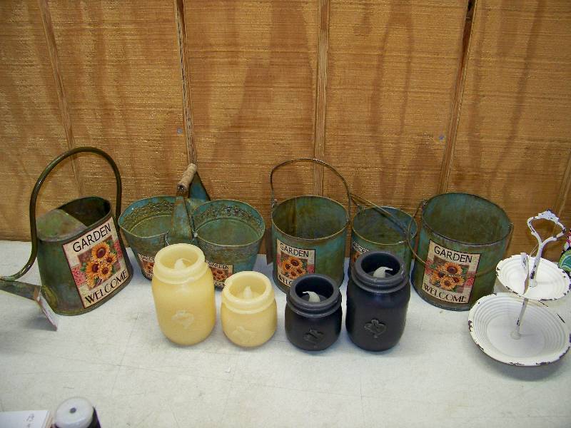 lot 583 image: Metal Home Dcor and Electric Candles