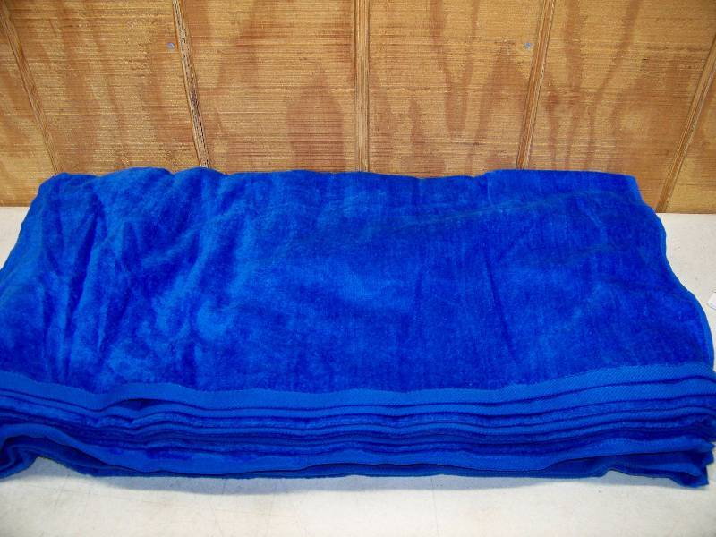 lot 740 image: 5 Royal Blue Bath Towels