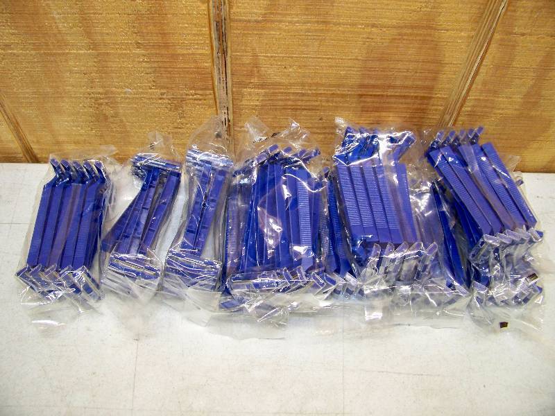 lot 749 image: 120 Disposable Razors