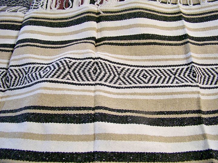 lot 750 image: Mexican Falsa Blanket Throw