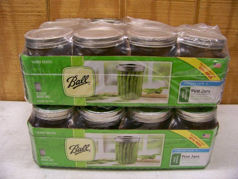 lot 819 image: 22 Ball Wide Mouth Pint Jars