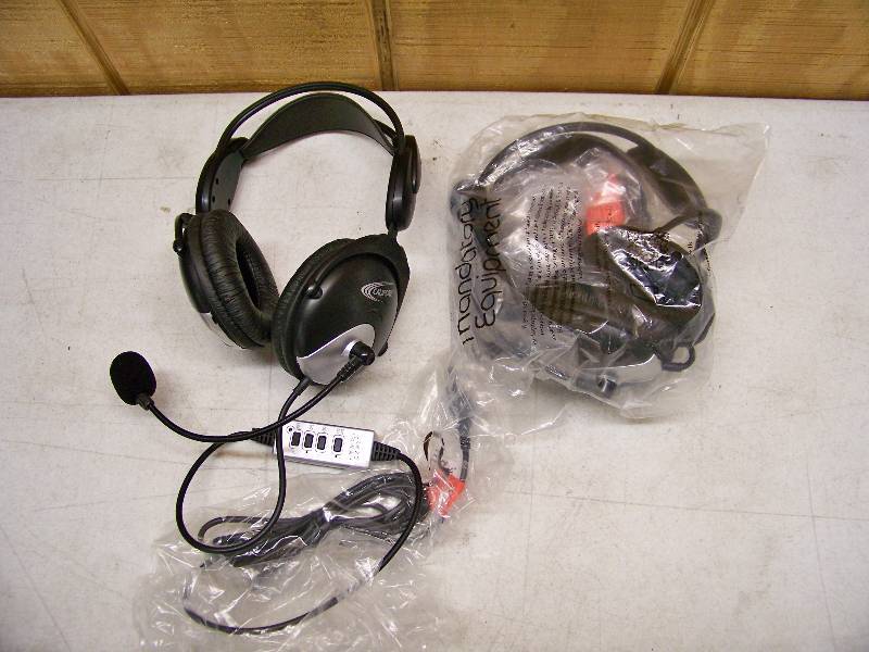 lot 872 image: 2 Califone USB Headphones with Mic