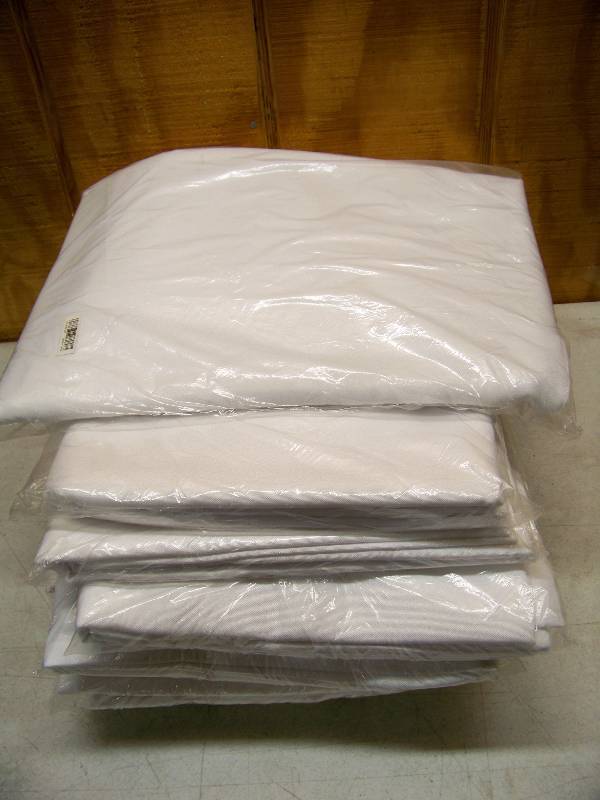 lot 918 image: 12 White Table Clothes