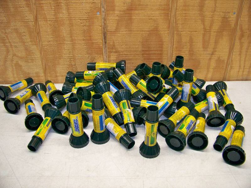 lot 935 image: 50 Crayola Washable Glue Sticks