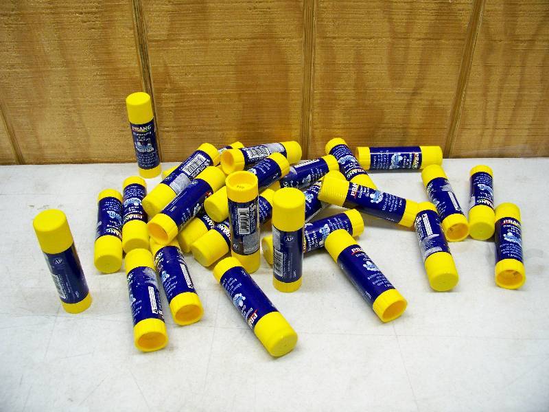 lot 936 image: 29 Prang Disappearing Blue Glue Sticks
