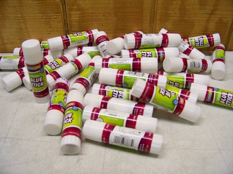 lot 949 image: 36 Creativity Street Washable Glue Sticks