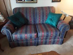 lot 5600 image: BROYHILL Loveseat