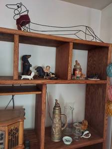 lot 5620 image: Dog Decor on Shelves - no shelf