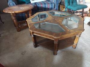 lot 5623 image: Coffee and End table