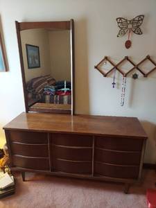lot 5628 image: 9 Drawer Mid-century Dresser with Mirror