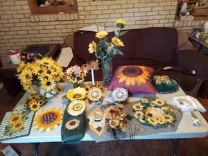 lot 5727 image: Assorted Sunflower Decor