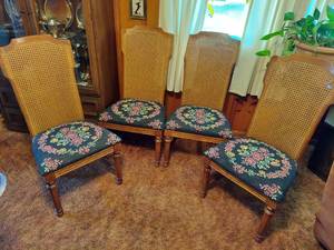 lot 5729 image: 4 Dinning Chairs with Rattan Backs