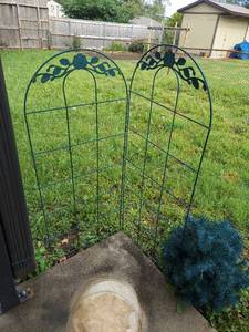 lot 5754 image: 2 Metal Trellis