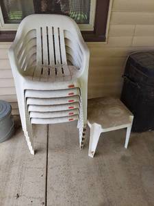 lot 5764 image: 6 Rubbermaid Stack Chairs and Side Table