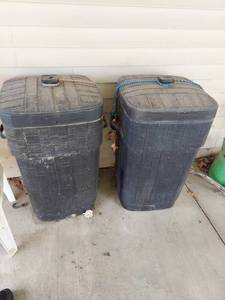 lot 5765 image: 2 Trash Cans with Lids