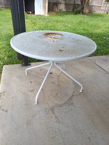 lot 5768 image: Round White Patio Table