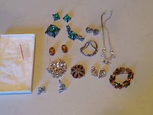 lot 5792 image: Rhinestone Jewelry